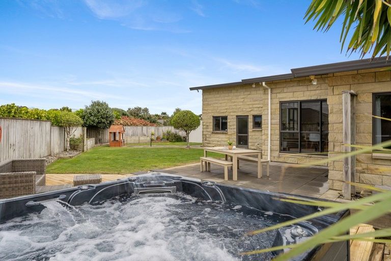 Photo of property in 11 Te Ropata Place, Waikanae Beach, Waikanae, 5036