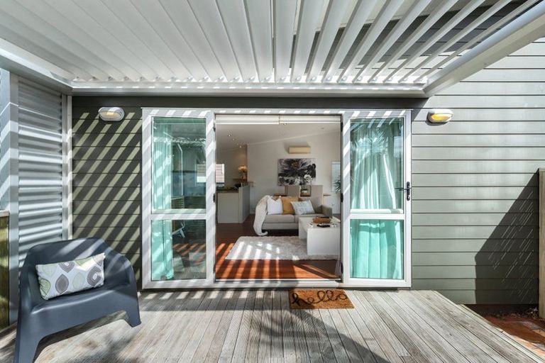 Photo of property in 2/2 Salem Place, Torbay, Auckland, 0630