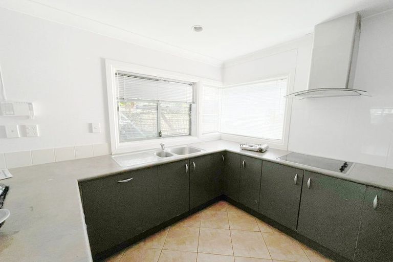 Photo of property in 10 Glenveagh Park Drive, Weymouth, Auckland, 2103