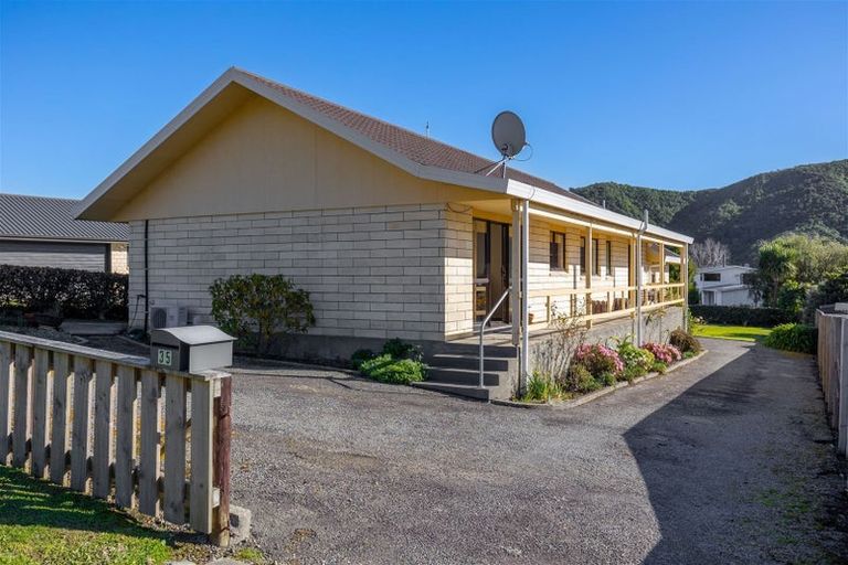 Photo of property in 35 Moana View Road, Waikawa, Picton, 7220