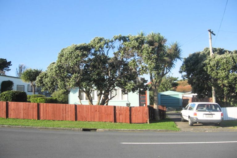 Photo of property in 1 Kapiti Crescent, Titahi Bay, Porirua, 5022