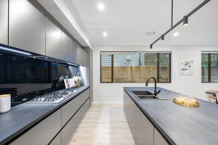 Photo of property in 10 Kina Place, Long Bay, Auckland, 0630