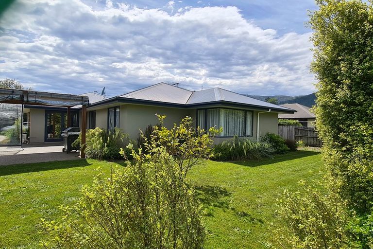 Photo of property in 8 Ngawhatu Road, Stoke, Nelson, 7011