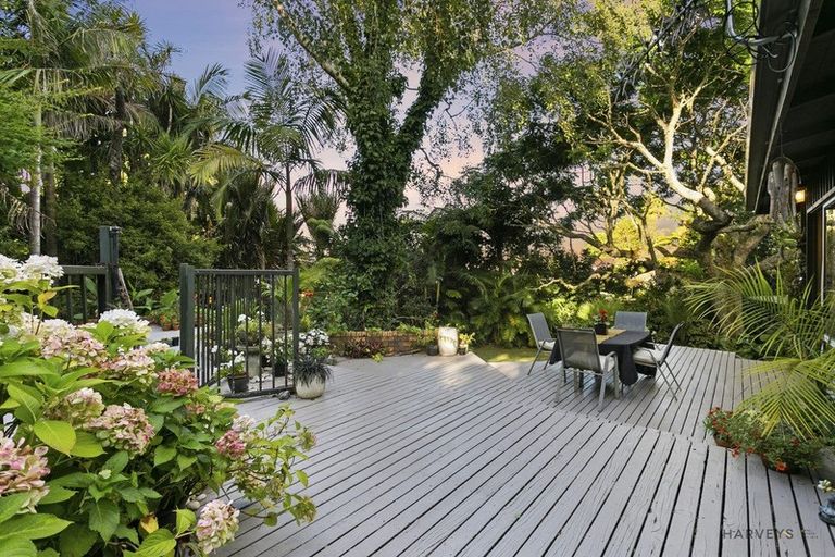 Photo of property in 8 Atarua Gardens, Waiatarua, Auckland, 0604