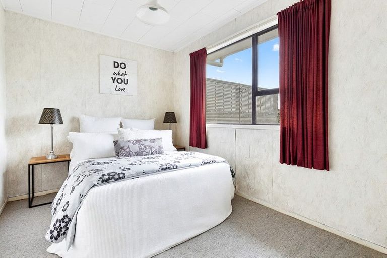 Photo of property in 23 Larissa Avenue, Henderson, Auckland, 0610