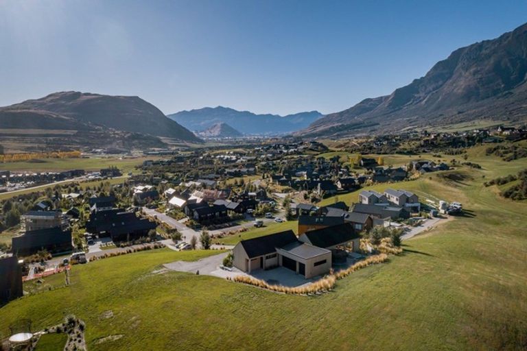 Photo of property in 10 Glenelg Lane, Jacks Point, 9371