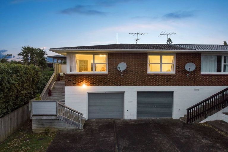 Photo of property in 1/4 Kowhai Road, Campbells Bay, Auckland, 0630