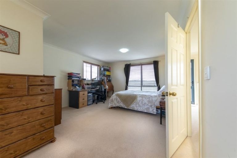 Photo of property in 2 Berkshire Terrace, Massey, Auckland, 0614