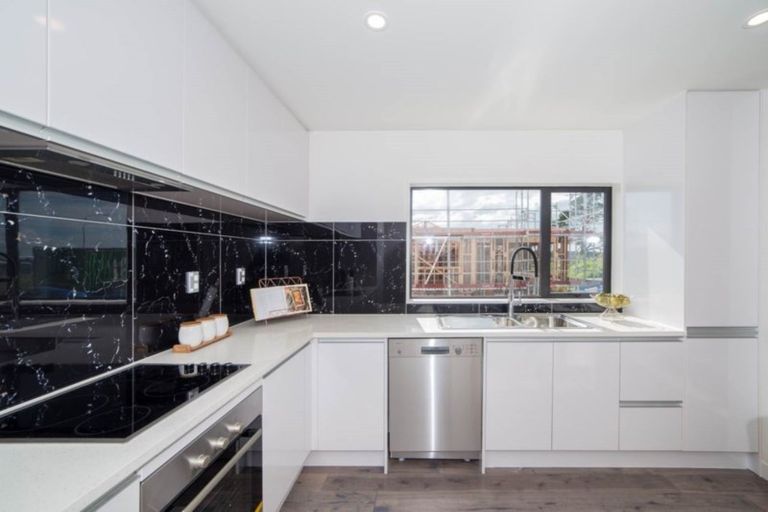 Photo of property in 128 Mcclymonts Road, Oteha, Auckland, 0632