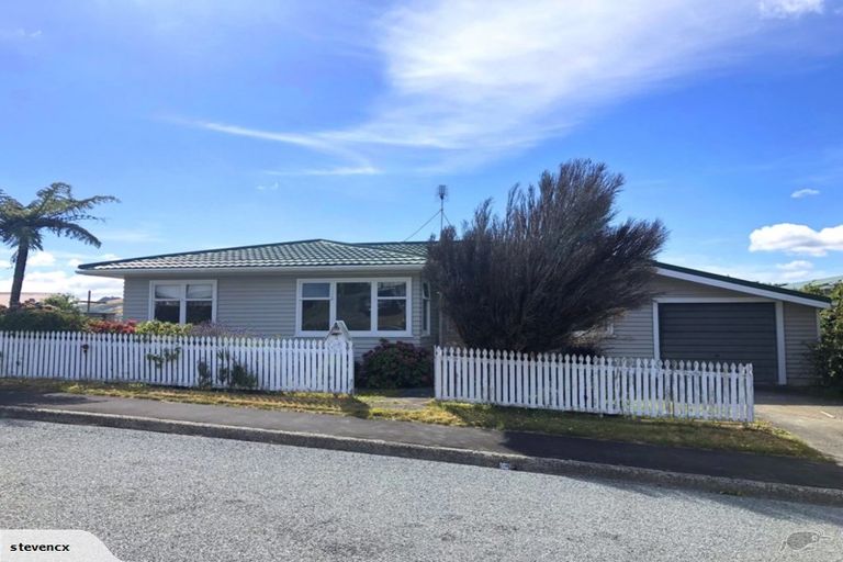 Photo of property in 5 Archbold Street, Newlands, Wellington, 6037
