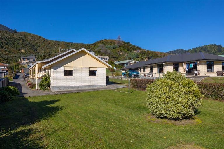 Photo of property in 35 Moana View Road, Waikawa, Picton, 7220