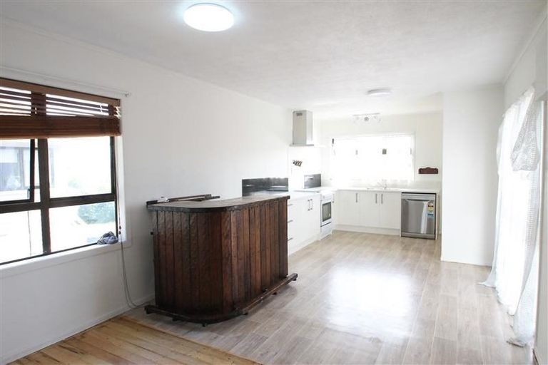 Photo of property in 17 Kirrie Avenue, Te Atatu South, Auckland, 0610