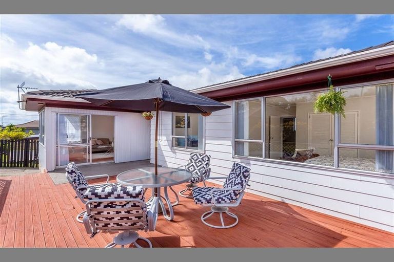 Photo of property in 51 Triangle Road, Massey, Auckland, 0614