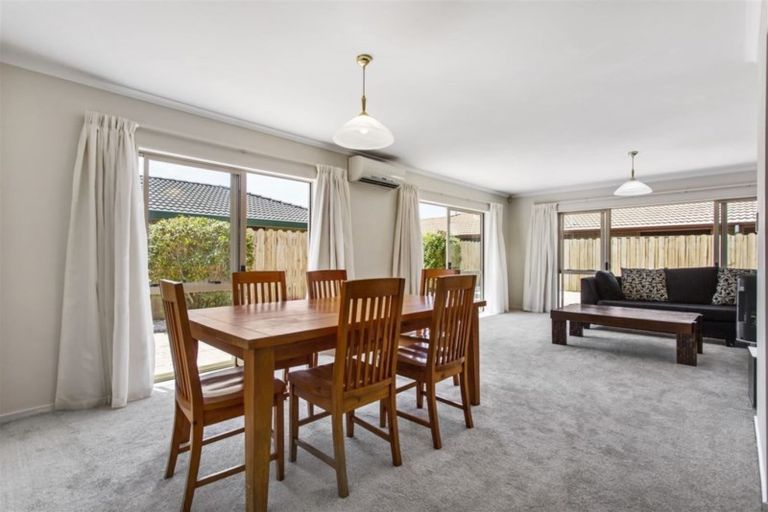 Photo of property in 30 Vanderbilt Parade, Albany, Auckland, 0632