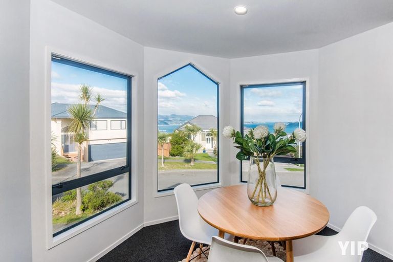 Photo of property in 59 Dress Circle, Newlands, Wellington, 6037
