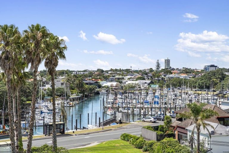 Photo of property in 7 Commodore Parry Road, Castor Bay, Auckland, 0620