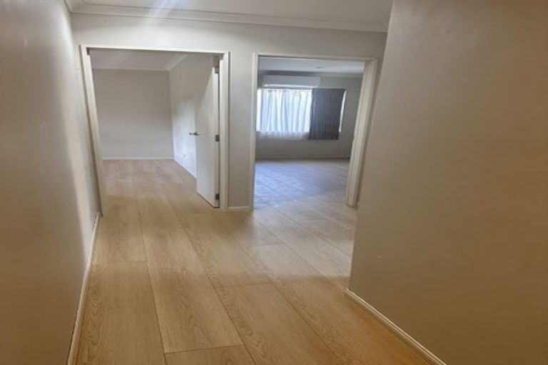 Photo of property in 52 Sapperton Drive, Henderson, Auckland, 0612