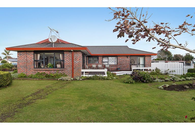 Photo of property in 3 Brookesmith Drive, Waiuku, 2123