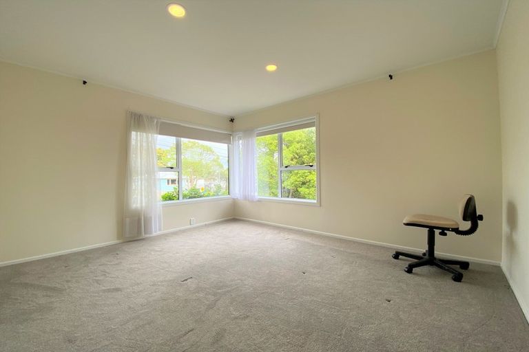 Photo of property in 38 Royal View Road, Te Atatu South, Auckland, 0610