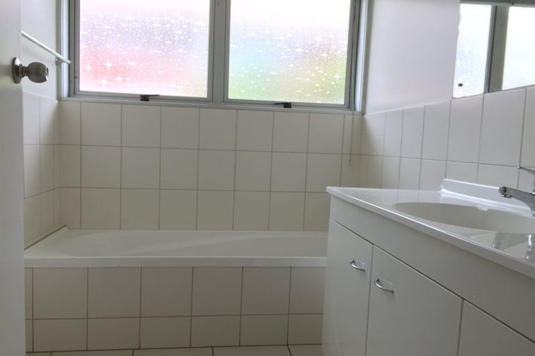 Photo of property in 2 Frank Evans Place, Henderson, Auckland, 0610