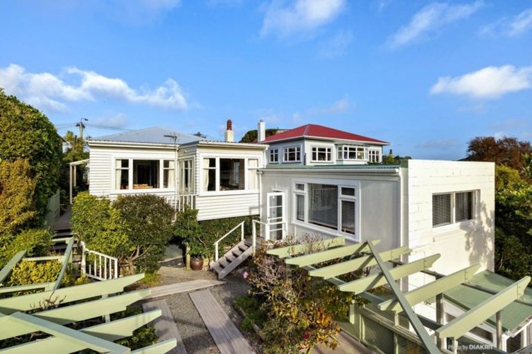 Photo of property in 132 The Ridgeway, Mornington, Wellington, 6021