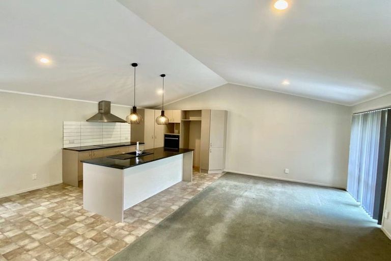 Photo of property in 11 Sumich Place, West Harbour, Auckland, 0618