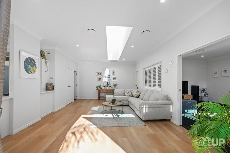 Photo of property in 13 Hobie Court, West Harbour, Auckland, 0618