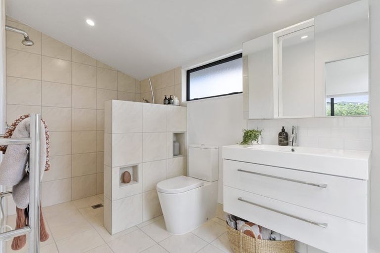 Photo of property in 25a Barron Drive, Green Bay, Auckland, 0604