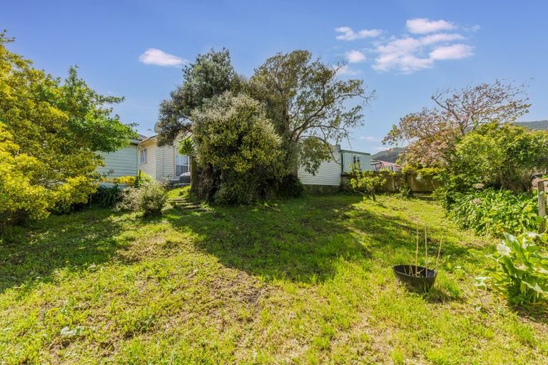 Photo of property in 4 Mexted Terrace, Tawa, Wellington, 5028