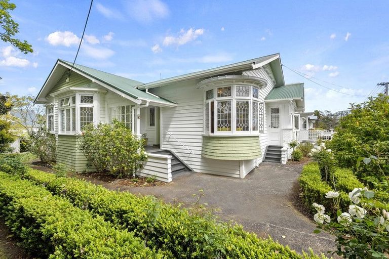 Photo of property in 17 Queen Street, Northcote Point, Auckland, 0627