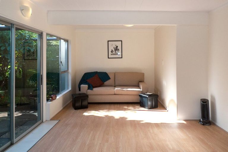 Photo of property in 9/18 Parr Terrace, Castor Bay, Auckland, 0620