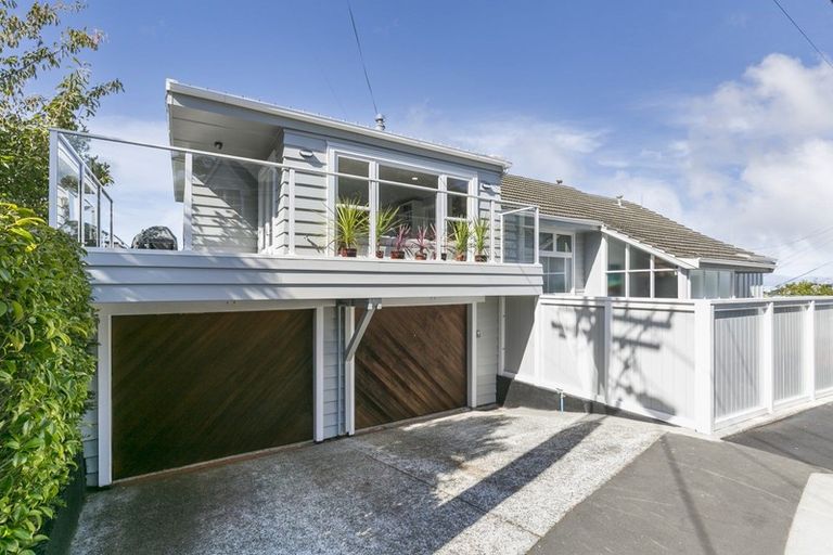 Photo of property in 22 Fairview Crescent, Kelburn, Wellington, 6012