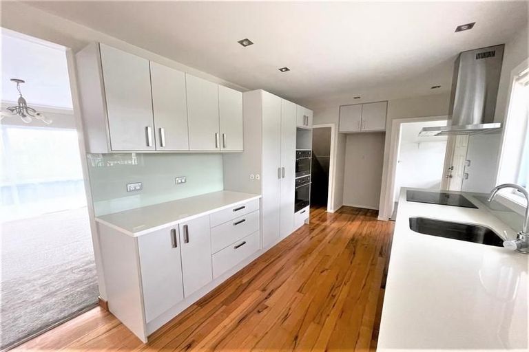 Photo of property in 17 Crompton Road, Massey, Auckland, 0614