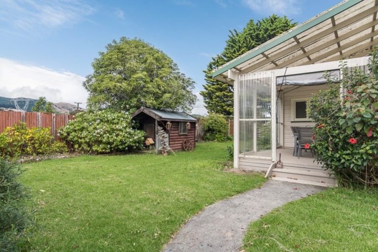 Photo of property in 299 Te Moana Road, Waikanae, 5036