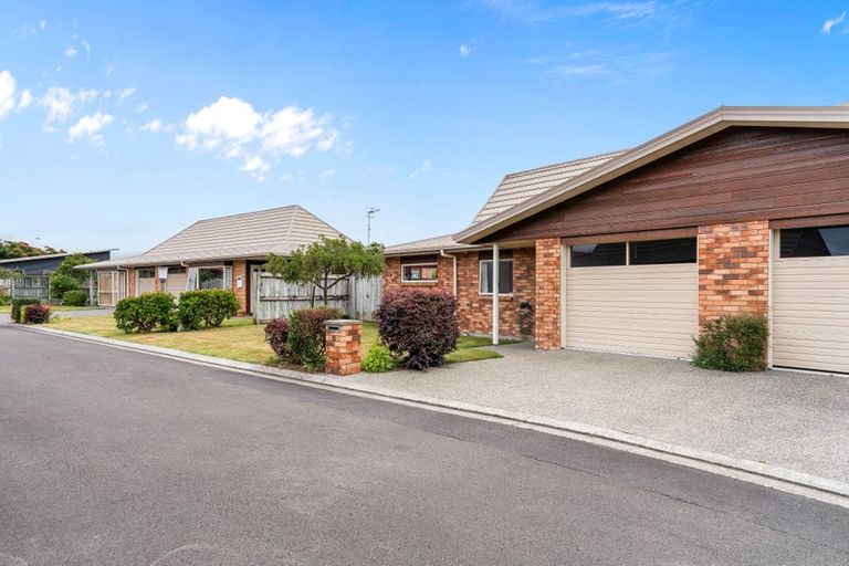 Photo of property in Rangeview Villas, 11/9 Fuller Close, Levin, 5510