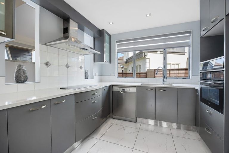Photo of property in 10 Lupetti Rise, West Harbour, Auckland, 0618