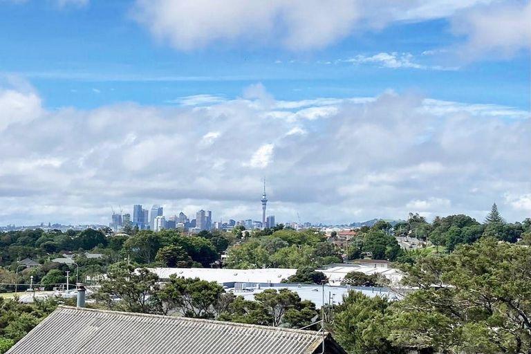 Photo of property in 58 Fowler Street, Northcote, Auckland, 0627