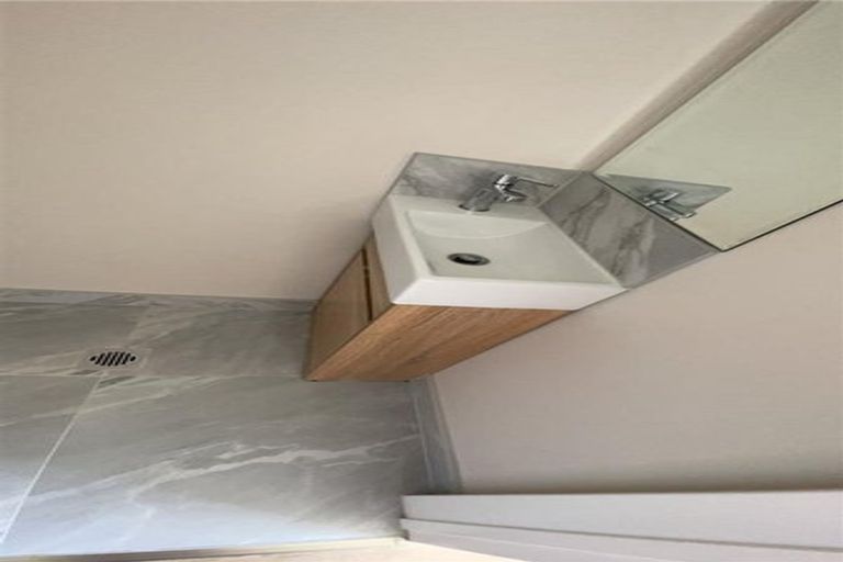 Photo of property in 5/58 Te Atatu Road, Te Atatu South, Auckland, 0610