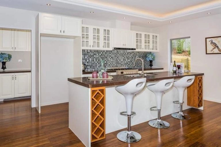 Photo of property in 8 Namsan Close, Fairview Heights, Auckland, 0632