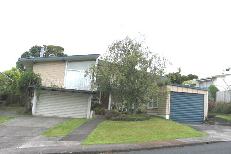 Photo of property in 17 Blakeborough Drive, Forrest Hill, Auckland, 0620