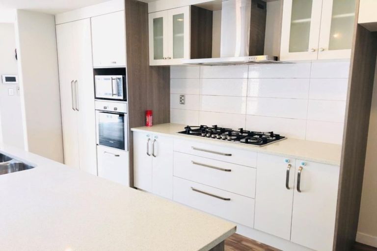 Photo of property in 24 Sohlue Place, Oteha, Auckland, 0632