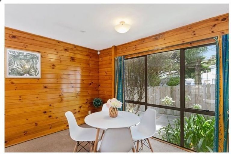 Photo of property in 94a Newlands Road, Newlands, Wellington, 6037