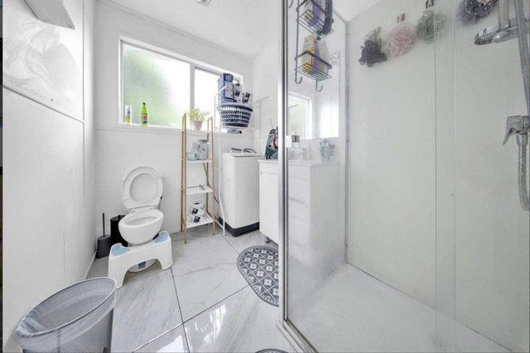 Photo of property in 1 Gibbons Road, Weymouth, Auckland, 2103