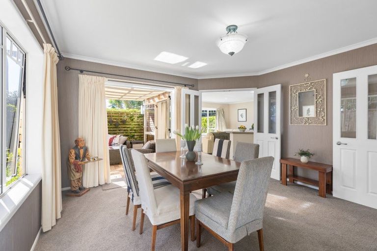 Photo of property in 9 Taylor Place, Merrilands, New Plymouth, 4312