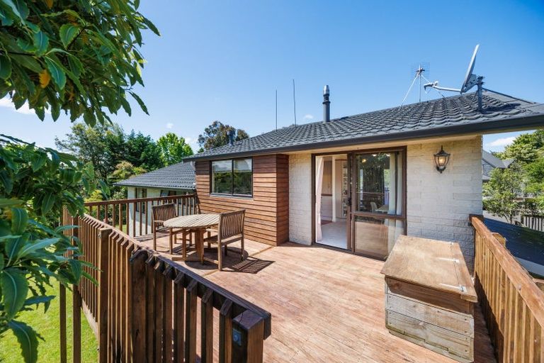 Photo of property in 9 Hillgrove Place, Fitzherbert, Palmerston North, 4410