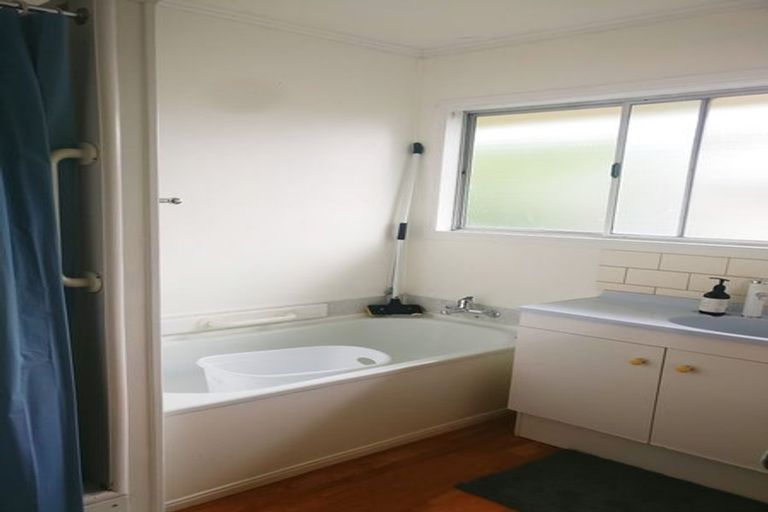 Photo of property in 2/27 Kerswill Place, Pakuranga, Auckland, 2010