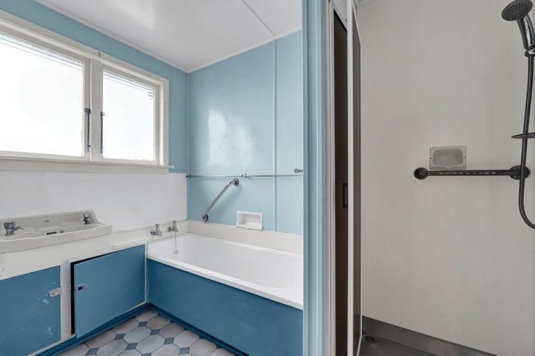 Photo of property in 79 Omata Road, Marfell, New Plymouth, 4310