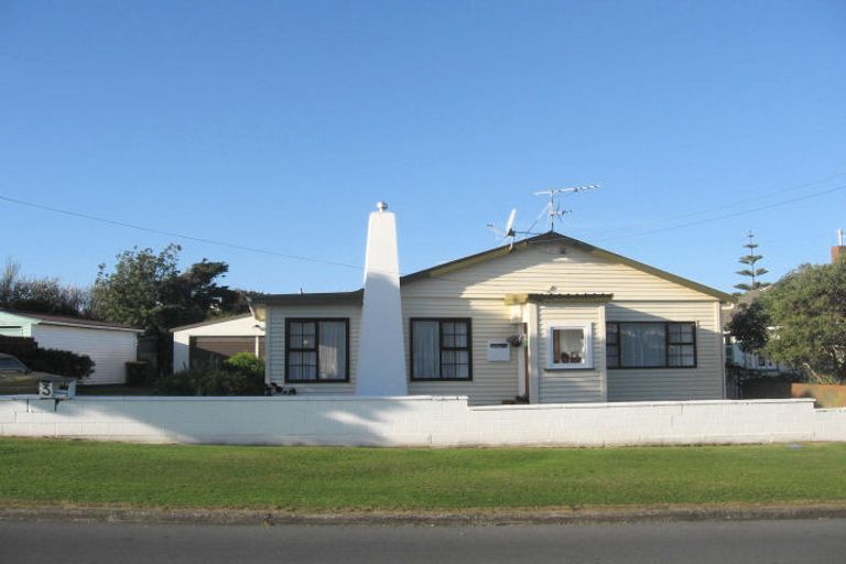 Photo of property in 3 Kapiti Crescent, Titahi Bay, Porirua, 5022