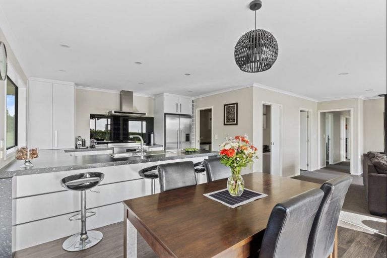 Photo of property in 39 Kairau Road East, Brixton, New Plymouth, 4373