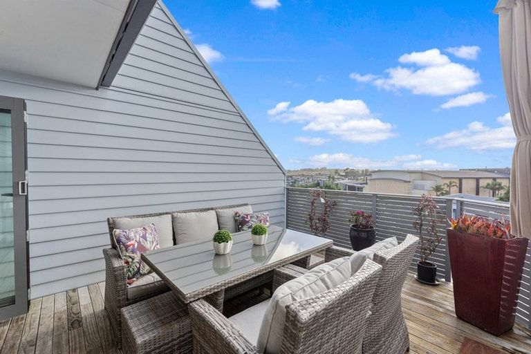 Photo of property in 2/13 Pannill Place, Oteha, Auckland, 0632